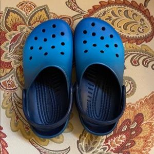 NWOT Boys blue ombré Crocs